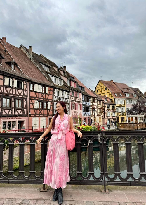 Mới đây, diễn viên Bình Minh - doanh nhân Anh Thơ đưa hai con gái du lịch châu Âu.