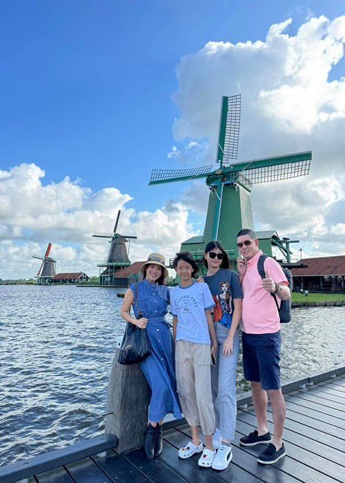 Anh Thơ ngày càng xinh đẹp, cười nhiều hơn.