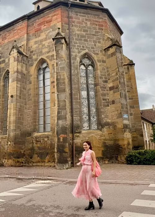 Doanh nhân Anh Thơ diện váy áo thướt tha trong chuyến du lịch.