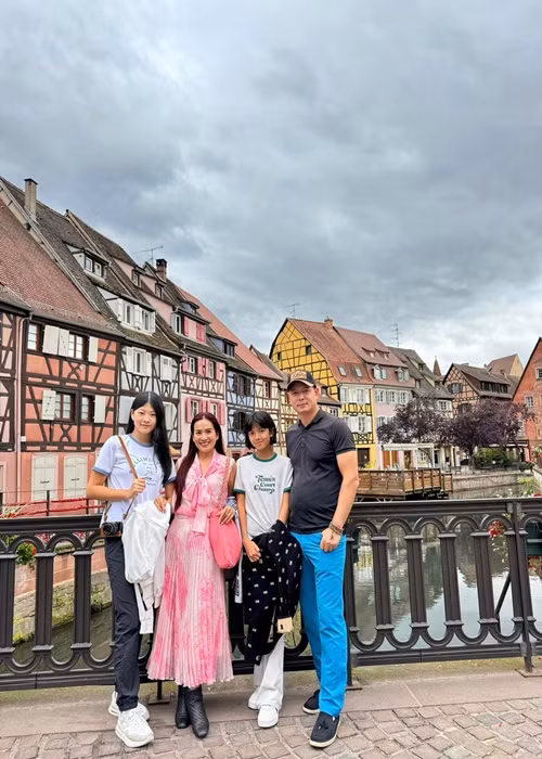 Vợ chồng Bình Minh vừa đặt chân đến Pháp.