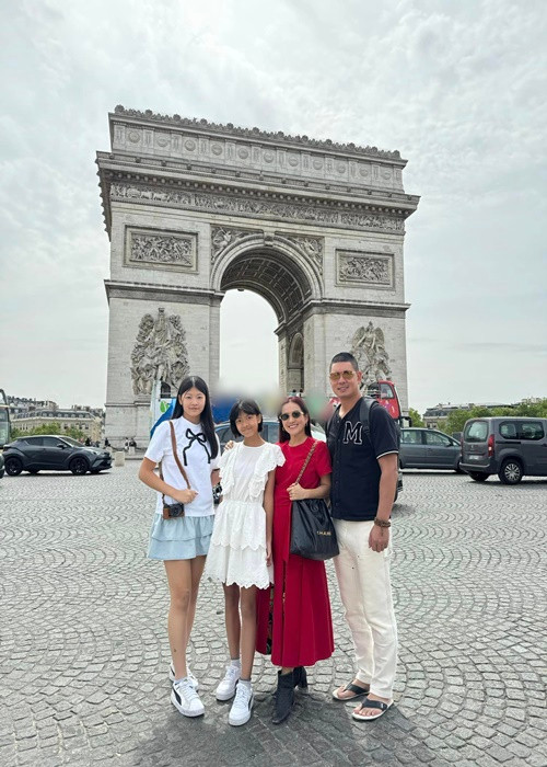 Doanh nhân Anh Thơ chuộng trang phục đơn sắc khi du lịch châu Âu.