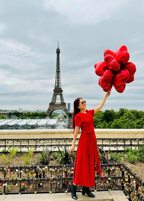 Vợ Bình Minh được nhận xét trẻ trung hơn tuổi 47.