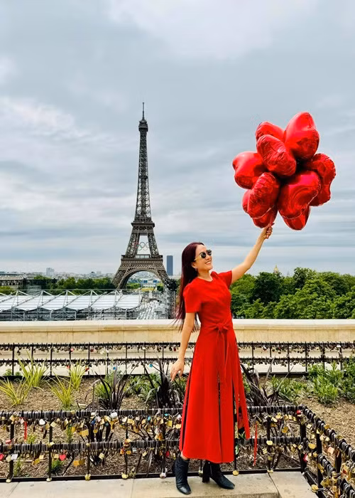 Vợ Bình Minh được nhận xét trẻ trung hơn tuổi 47.