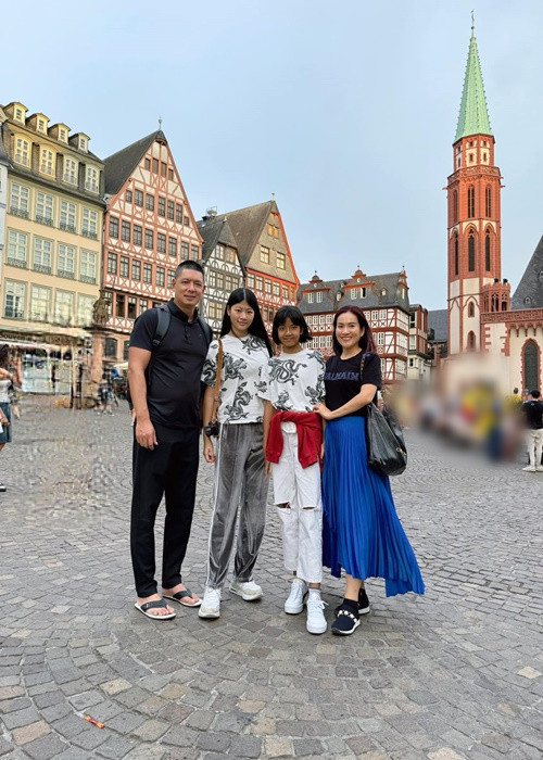 Không hoạt động showbiz trong những năm qua, Bình Minh luôn sát cánh cùng Anh Thơ trong công việc lẫn cuộc sống gia đình.