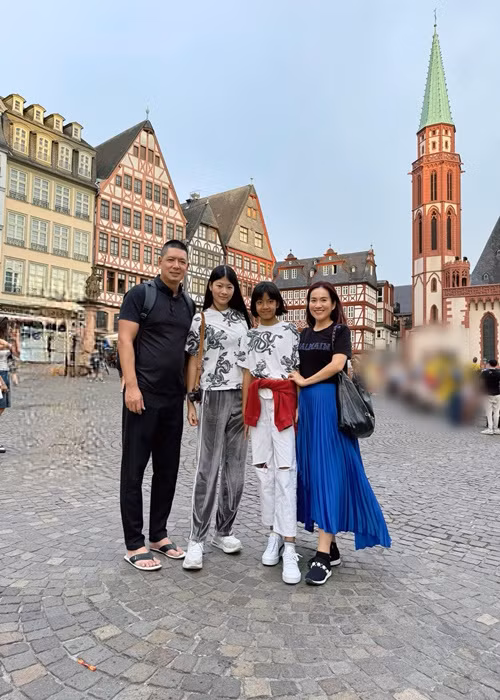 Không hoạt động showbiz trong những năm qua, Bình Minh luôn sát cánh cùng Anh Thơ trong công việc lẫn cuộc sống gia đình.