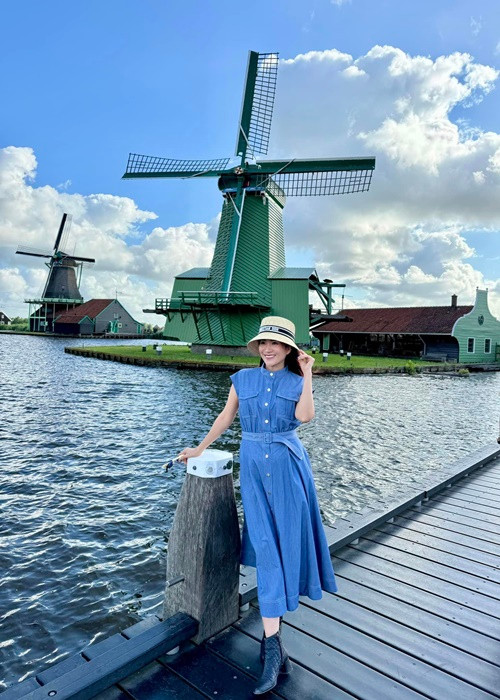 Vợ hơn tuổi của Bình Minh khoe vẻ trẻ trung khi du lịch Hà Lan.