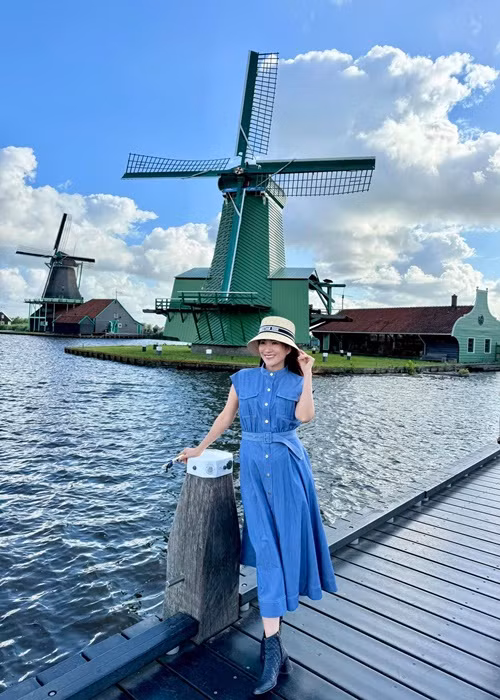 Vợ hơn tuổi của Bình Minh khoe vẻ trẻ trung khi du lịch Hà Lan.