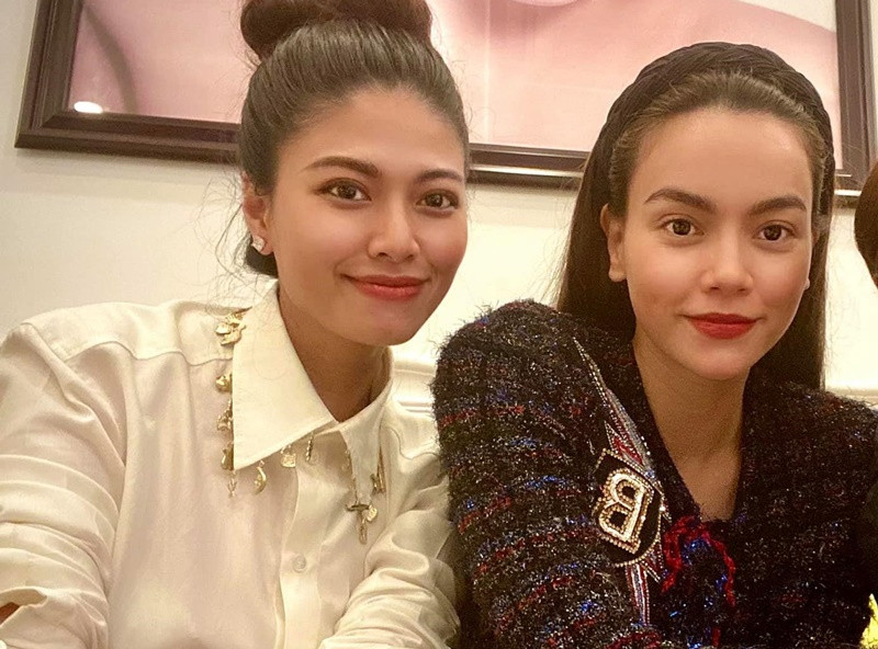 Ngọc Trinh thú nhận cô vốn là antifan của Hồ Ngọc Hà khi xem Hoa cỏ may có nữ ca sĩ đóng. "Không phải vì tôi thấy một điểm xấu, đơn giản vì tôi chưa cảm thấy hài lòng khi một người như vậy được nổi tiếng và được công chúng yêu mến”, Ngọc Trinh chia sẻ lý do không thích Hà Hồ.