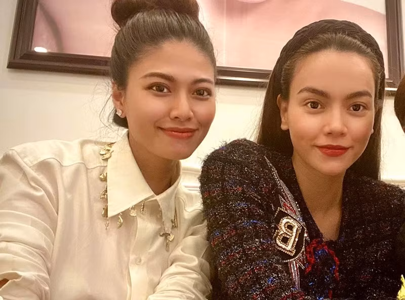 Ngọc Trinh thú nhận cô vốn là antifan của Hồ Ngọc Hà khi xem Hoa cỏ may có nữ ca sĩ đóng. "Không phải vì tôi thấy một điểm xấu, đơn giản vì tôi chưa cảm thấy hài lòng khi một người như vậy được nổi tiếng và được công chúng yêu mến”, Ngọc Trinh chia sẻ lý do không thích Hà Hồ.