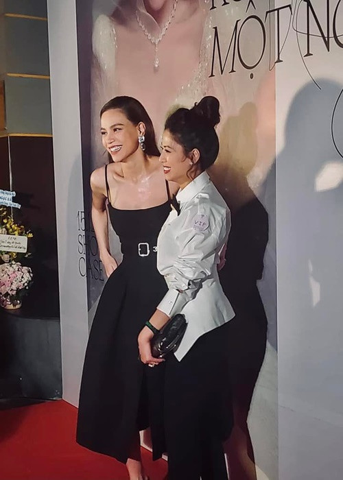 Tuy nhiên, sau khi có cơ hội gặp gỡ, tiếp xúc Hồ Ngọc Hà, Ngọc Trinh nể phục nữ ca sĩ về tài năng và bản lĩnh trong cuộc sống. “Quan trọng nhất chính là khi gặp điểm rơi trong sự nghiệp, tôi đã nhìn vào cô ấy, thậm chí còn tự thấy xấu hổ khi thấy cách làm việc của Hồ Ngọc Hà. Qua đó, tôi có thêm động lực để hoàn thành công việc được giao bấy lâu chính là phải tạo ra chương trình mới, thậm chí phải có dấu ấn hơn cả Chuyển động 24h".