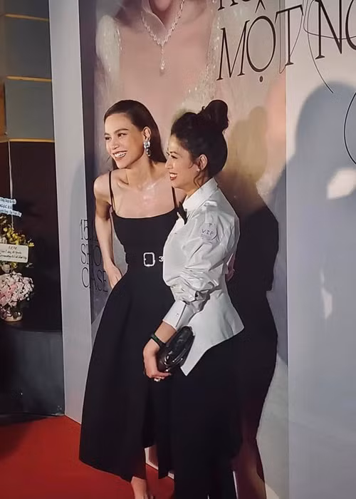 Tuy nhiên, sau khi có cơ hội gặp gỡ, tiếp xúc Hồ Ngọc Hà, Ngọc Trinh nể phục nữ ca sĩ về tài năng và bản lĩnh trong cuộc sống. “Quan trọng nhất chính là khi gặp điểm rơi trong sự nghiệp, tôi đã nhìn vào cô ấy, thậm chí còn tự thấy xấu hổ khi thấy cách làm việc của Hồ Ngọc Hà. Qua đó, tôi có thêm động lực để hoàn thành công việc được giao bấy lâu chính là phải tạo ra chương trình mới, thậm chí phải có dấu ấn hơn cả Chuyển động 24h".