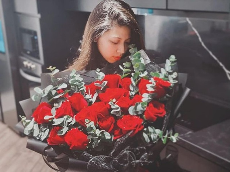 BTV Ngọc Trinh tâm sự bản thân chưa bao giờ nghĩ mình là người nổi tiếng nên sống rất kín tiếng. "Nếu là người của công chúng, tôi sẽ chấp nhận việc chuyện riêng tư bị đào bới, bình phẩm. Nhưng tôi chỉ đơn thuần là một người làm nghề được xuất hiện trên truyền hình. Vì thế, chuyện gia đình, yêu đương là chuyện riêng, tôi sẽ giữ nó cho riêng mình”, cô nói.