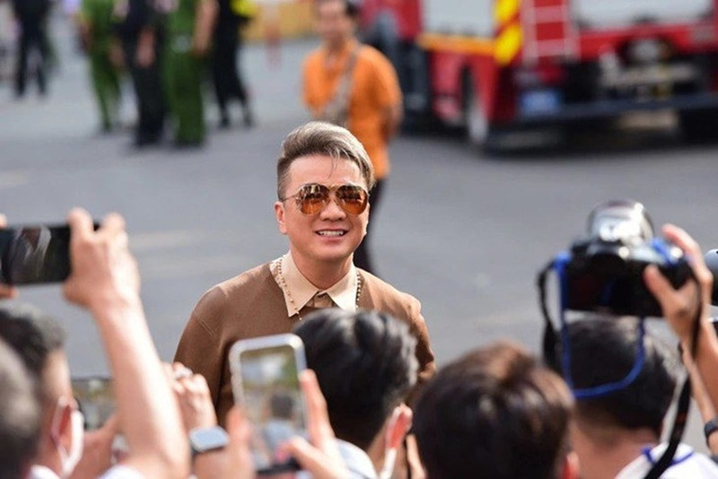 Tháng 9/2023, TAND TP.HCM mở phiên xét xử sơ thẩm đối với bà Nguyễn Phương Hằng và ông Đặng Anh Quân cùng 3 đồng phạm về tội “Lợi dụng các quyền tự do dân chủ xâm phạm lợi ích của Nhà nước, quyền, lợi ích hợp pháp của tổ chức, cá nhân”. Đàm Vĩnh Hưng có mặt ở phiên tòa với tư cách là người có quyền lợi, nghĩa vụ liên quan. Ảnh: Vietnamnet.