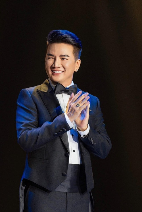 Theo Saostar, trong phiên xét xử bà Hằng, Đàm Vĩnh Hưng nói, anh từ bỏ yêu cầu bồi thường vật chất tuy nhiên bà Phương Hằng phải xin lỗi anh trước truyền thông và khán giả. Phía bà Hằng không đồng ý nói lời xin lỗi. Ảnh: FBNV.