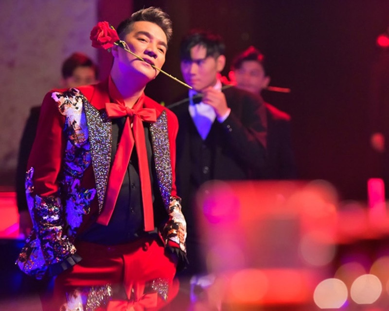 Đàm Vĩnh Hưng từng có nhiều phát ngôn gây sốc. Năm 2018, khi ra mắt MV Hello, Mr Đàm chia sẻ: “Thời điểm này, tôi sẵn sàng chấp tất cả ca sĩ trẻ, lẫn ca sĩ cùng thời và cả những người nổi tiếng trước tôi, xem họ đã có số huy chương, kỷ niệm chương ở các giải thưởng âm nhạc nhiều bằng tôi chưa?...". Ảnh: Dân Việt.