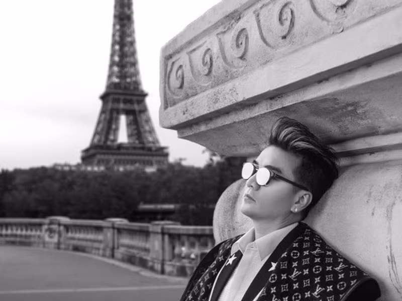 Tháng 4/2019, khi một tài khoản đăng ảnh Đàm Vĩnh Hưng bên ông Nguyễn Hữu Linh - người sàm sỡ bé gái trong thang máy, Mr Đàm dằn mặt, tuyên bố “Đàm Vĩnh Hưng là vùng đất cấm”. Ảnh: FBNV.