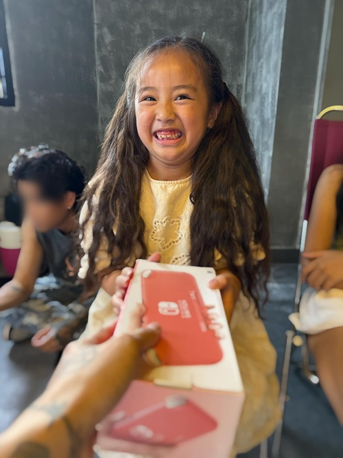 Gần đây, Đạt G khoe tặng quà cho các con gái của Bảo Ngọc.