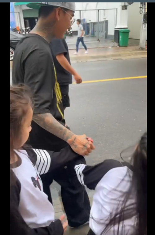 Đạt G còn hết lòng yêu thương, chăm sóc bé Gà và bé Cún - hai con gái của Bảo Ngọc.