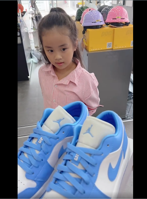 Hai con riêng của Bảo Ngọc tặng quà cho Đạt G.