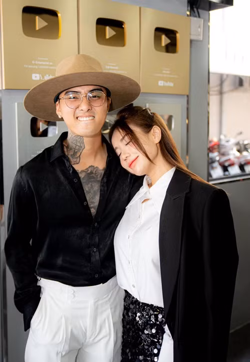 Nam rapper hỗ trợ bạn gái kinh doanh.