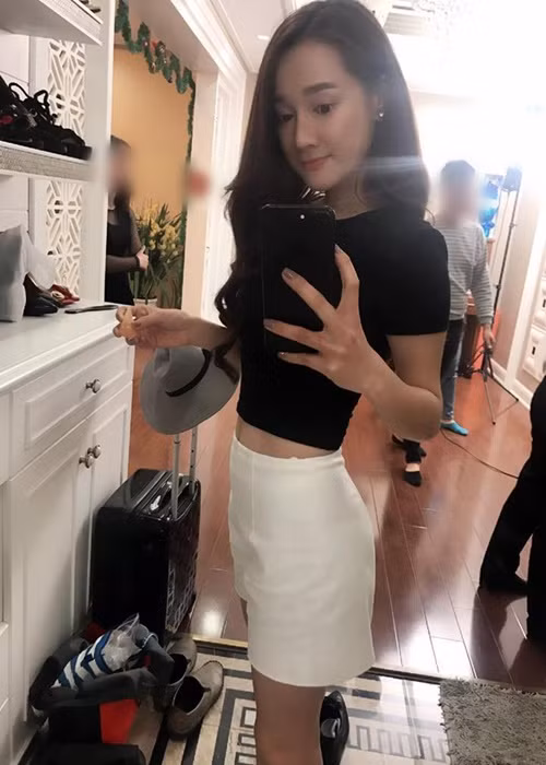 Khi chưa sinh nở, Nhã Phương sở hữu vòng eo con kiến. Ảnh: Dân Việt.