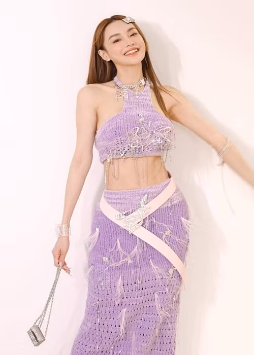 Sau mỗi lần sinh nở, vợ Trường Giang lại tích cực siết eo bằng cách tập luyện và ăn uống. Ảnh: FB Nhã Phương.