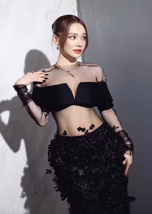 Nhã Phương cho biết, khi mang thai, cô tập luyện nhẹ nhàng. Bởi vậy, chỉ cần tập luyện khoảng hai tuần sau sinh nở, cô dễ dàng có cơ bụng. Ảnh: FB Nhã Phương.