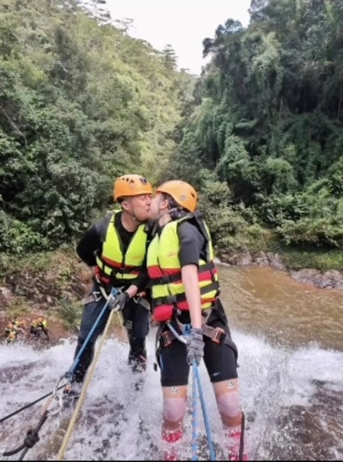 Cặp đôi cùng du lịch mạo hiểm.