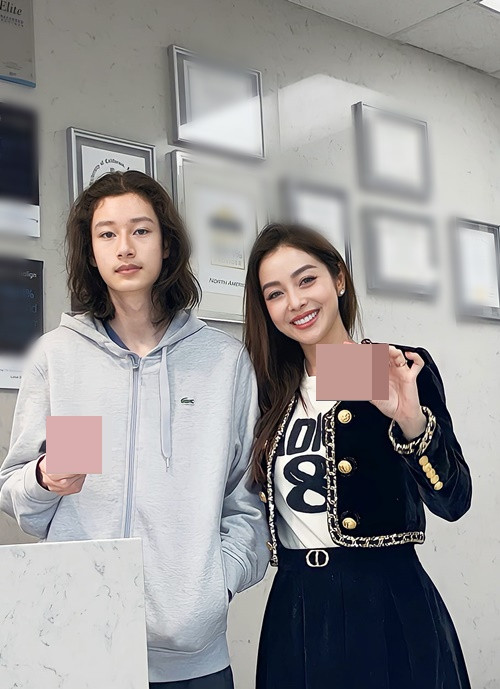 Bảo Nam năm nay 16 tuổi, cao gần 1m90, để tóc dài lãng tử.