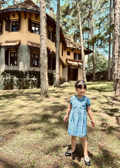 Jennifer Phạm chia sẻ, bé Nấm lúc thì trông giống bà ngoại, có lúc lại có nhiều nét giống bố. Nhiều người lại cho rằng bé Nấm là bản sao của bé Na.