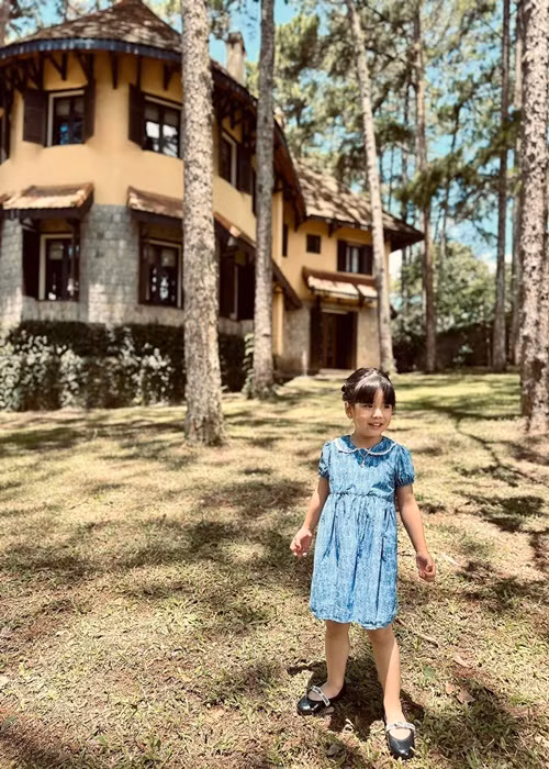 Jennifer Phạm chia sẻ, bé Nấm lúc thì trông giống bà ngoại, có lúc lại có nhiều nét giống bố. Nhiều người lại cho rằng bé Nấm là bản sao của bé Na.