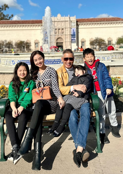 Jennifer Phạm và Đức Hải thường xuyên đưa các con đi du lịch.