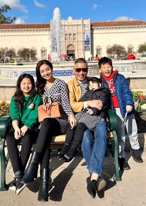 Jennifer Phạm và Đức Hải thường xuyên đưa các con đi du lịch.