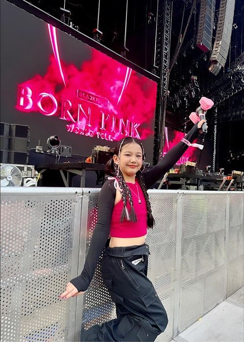 Bé Na thích làm đẹp, tập múa, tập nhảy. Thần tượng của con gái Jennifer Phạm là nhóm nhạc Hàn Quốc Black Pink.