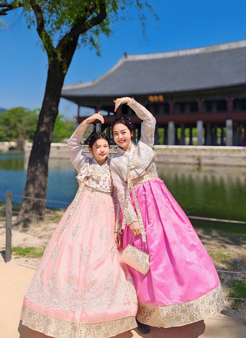 Con gái của Jennifer Phạm và doanh nhân Đức Hải đóng quảng cáo từ khi còn rất nhỏ nên tỏ ra tự tin mỗi khi đứng trước ống kính máy ảnh.