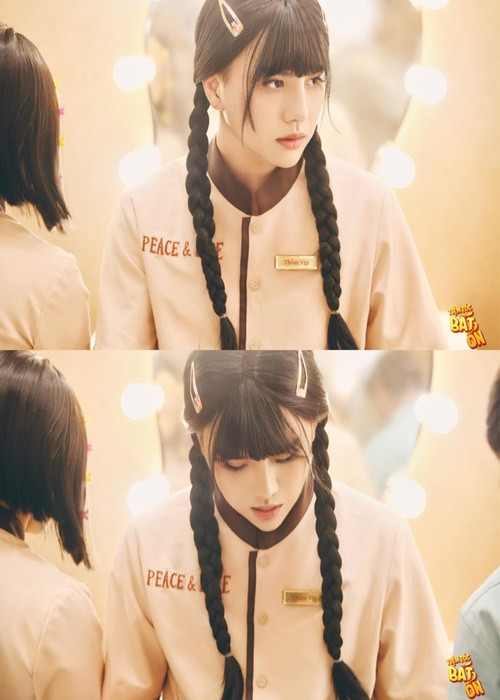 Nam diễn viên có tạo hình xinh đẹp trong "Tiệm tóc bất ổn". Ảnh: FB Duy Khánh.