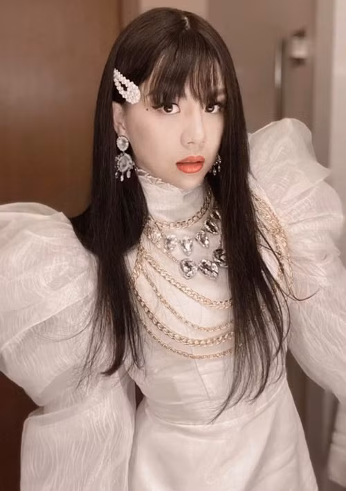 Không ít lần Duy Khánh giả gái xuất thần. Ảnh: FB Duy Khánh.