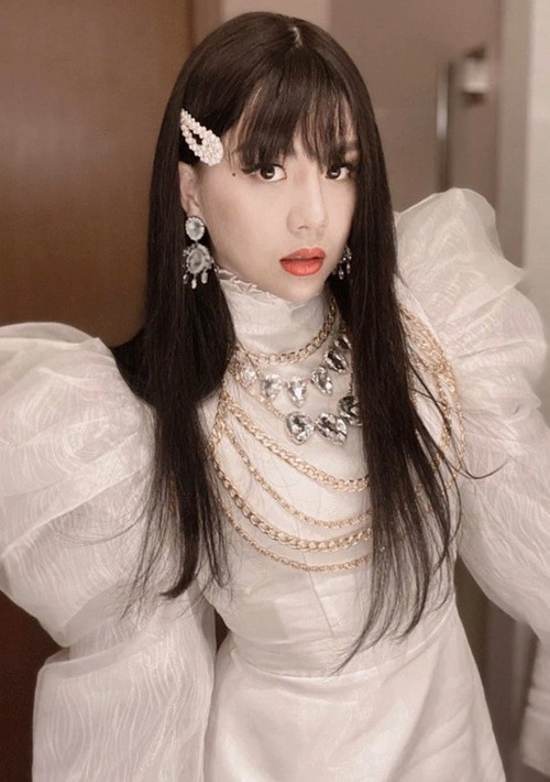 Không ít lần Duy Khánh giả gái xuất thần. Ảnh: FB Duy Khánh.