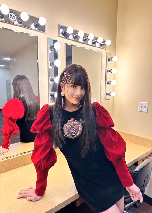 Duy Khánh dễ dàng hóa thân thành cô gái xinh đẹp nhờ gương mặt nhỏ, vóc dáng thon gọn. Ảnh: FB Duy Khánh.