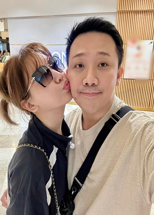 Lên nhận giải Đạo diễn xuất sắc, MC Trấn Thành cảm ơn đồng nghiệp và Hari Won.