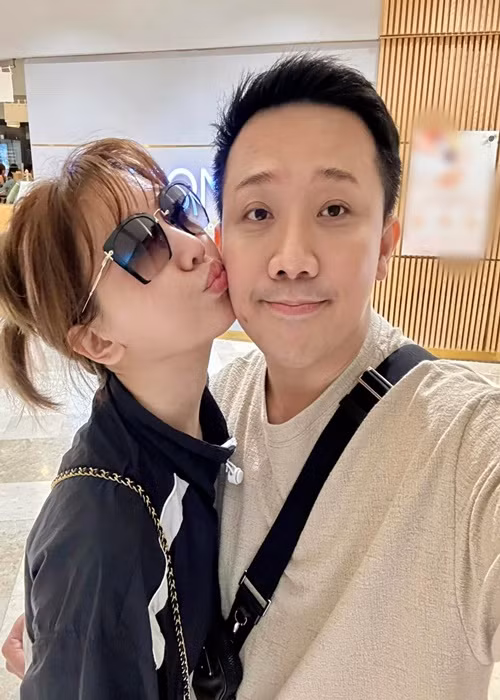 Lên nhận giải Đạo diễn xuất sắc, MC Trấn Thành cảm ơn đồng nghiệp và Hari Won.