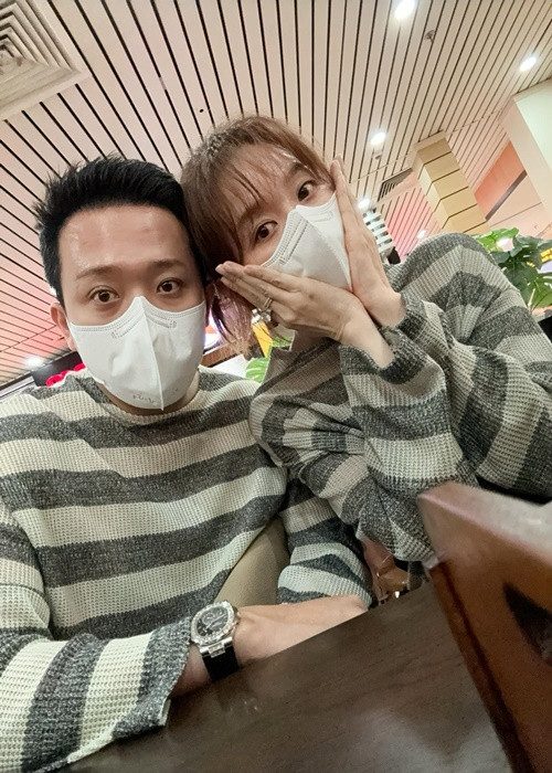 Hari Won mong Trấn Thành giữ gìn sức khỏe khi lịch trình bận rộn, chỉ ngủ được 2 tiếng.