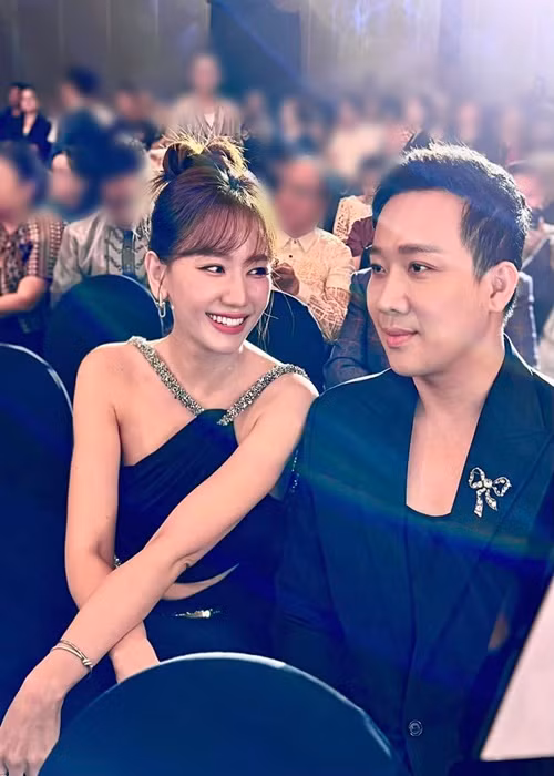 Trên trang cá nhân, Trấn Thành đăng tải hình ảnh Hari Won đắm đuối nhìn anh tại một sự kiện.