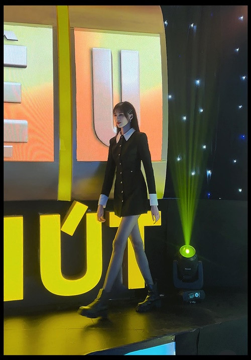 Hồng Xuân cảm thấy may mắn và hạnh phúc khi được các sao Việt chú ý về chiều cao.