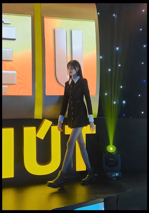 Hồng Xuân cảm thấy may mắn và hạnh phúc khi được các sao Việt chú ý về chiều cao.