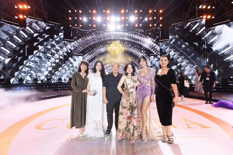 Thúy Hằng - Thúy Hạnh đưa mẹ tham gia các sự kiện.