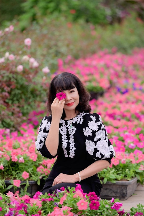 Mẹ của người mẫu Thúy Hạnh có gu thời trang thanh lịch.