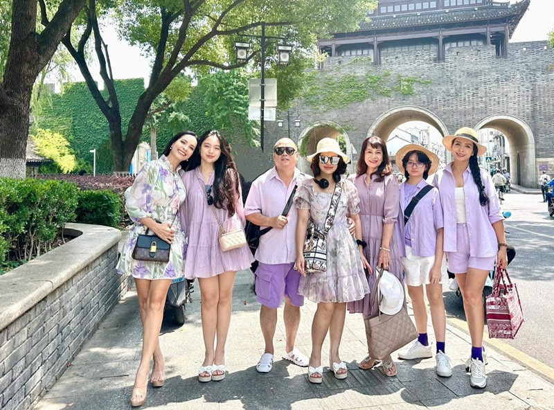 Thúy Hằng và Thúy Hạnh cho biết, việc đưa mẹ đi du lịch là cách mà hai chị em mong mẹ được khuây khoả và quên đi nỗi buồn khi bố của cặp người mẫu qua đời.