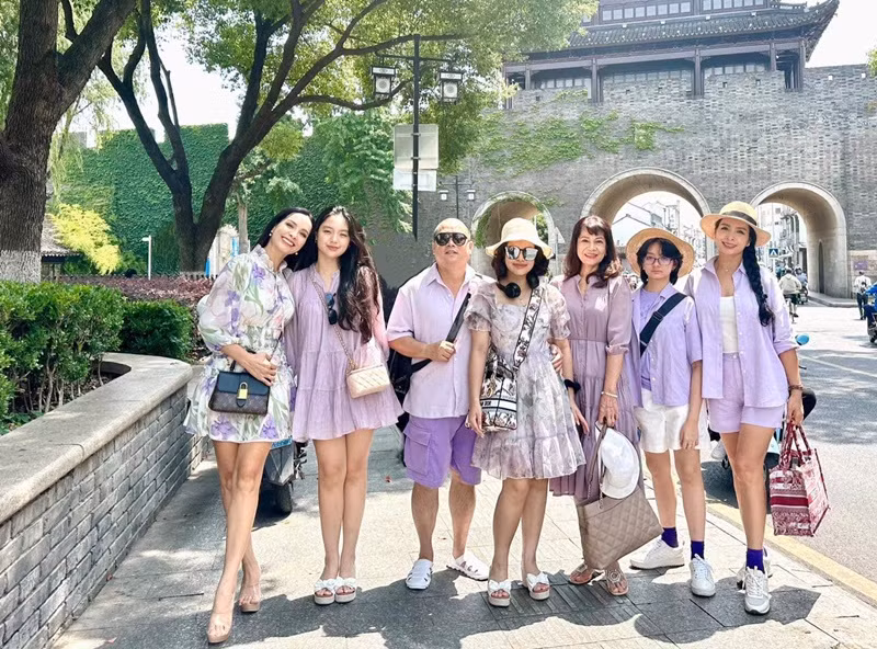 Thúy Hằng và Thúy Hạnh cho biết, việc đưa mẹ đi du lịch là cách mà hai chị em mong mẹ được khuây khoả và quên đi nỗi buồn khi bố của cặp người mẫu qua đời.