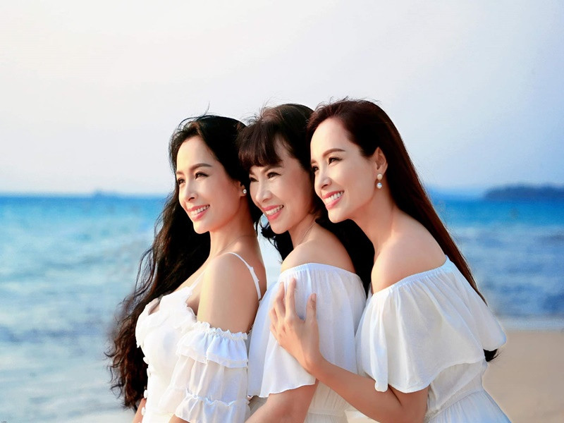  Thúy Hằng - Thúy Hạnh thừa hưởng nhiều nét đẹp từ mẹ - bà Lan.